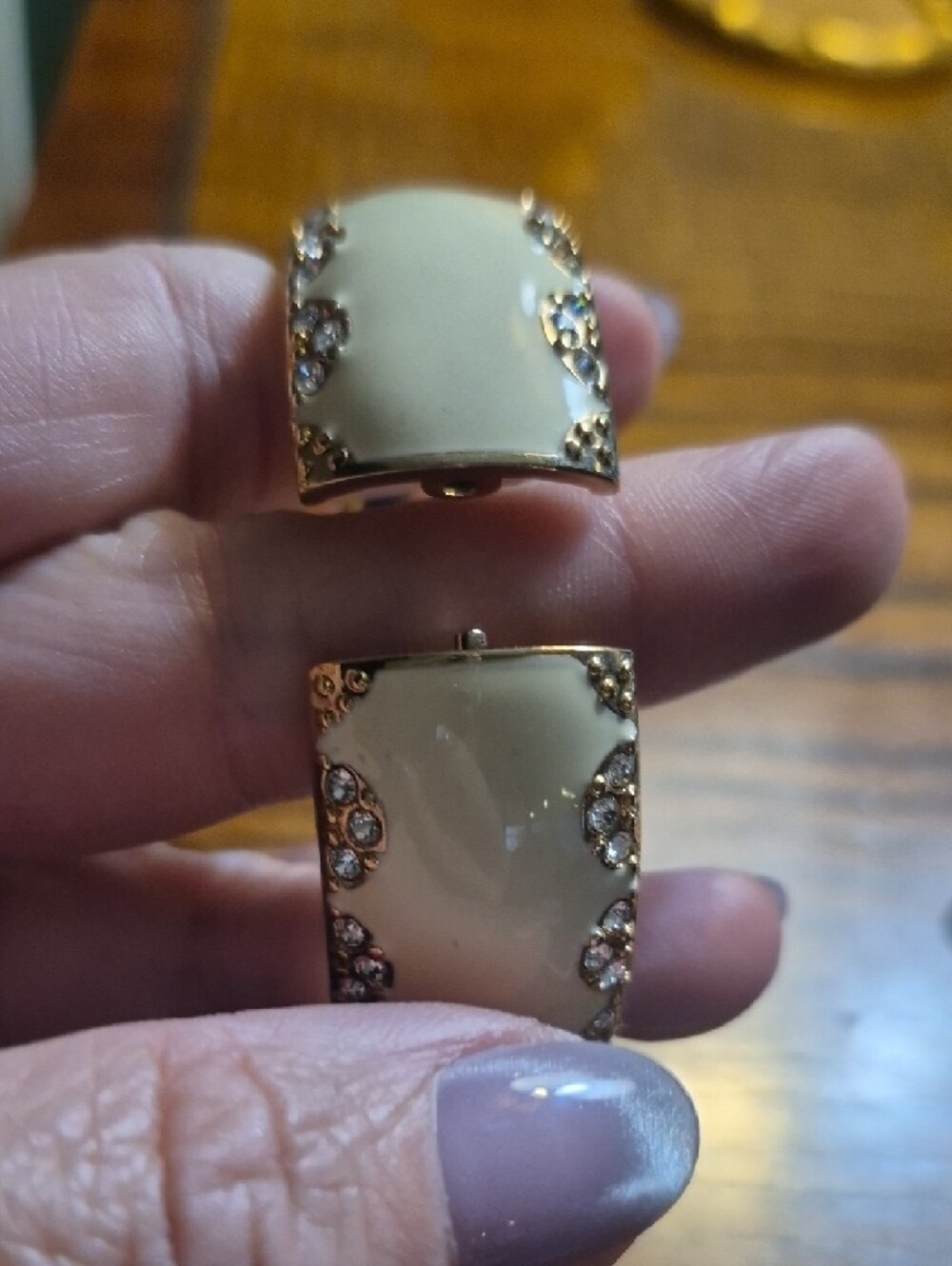 Stella and Dot SLOAN Enamel Rhinestone Bangle Hinged Bracelet Cream Gold Tone - Picture 7 of 8